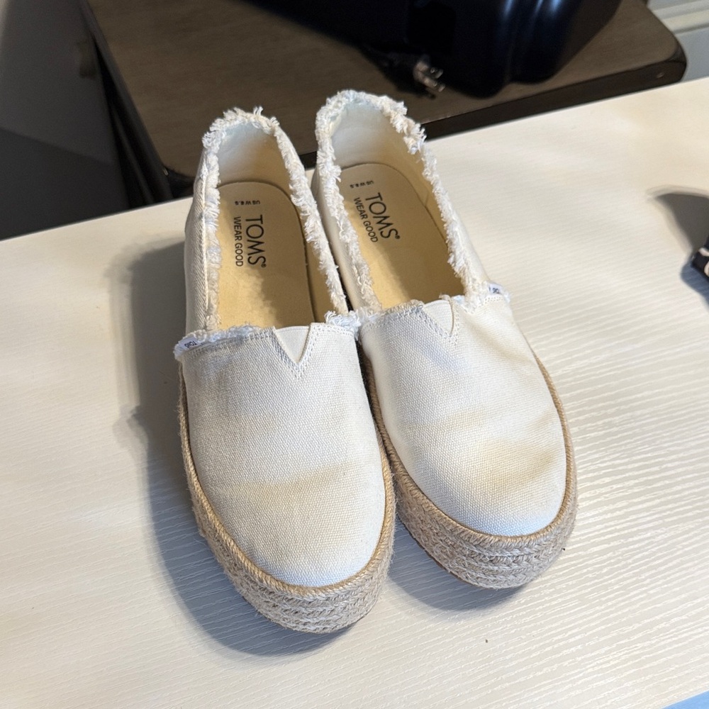 TOMS Women's Cream Espadrille Flats. Worn 2 times